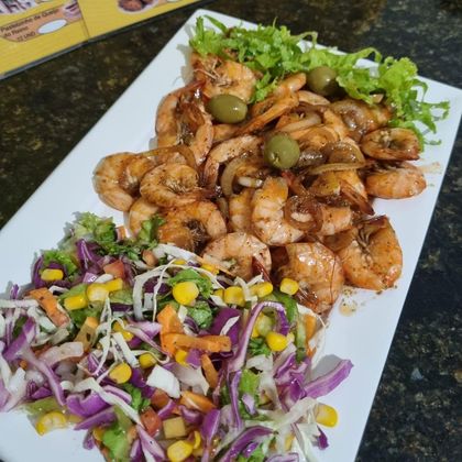 Camarão no alho e óleo com salada