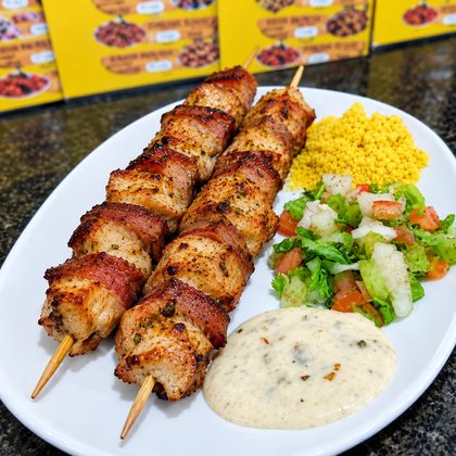 Espetinhos de frango com bacon, com farofa, vinagrete e maionese