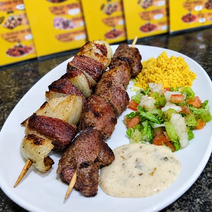 Espetinhos de carne com farofa, vinagrete e molho