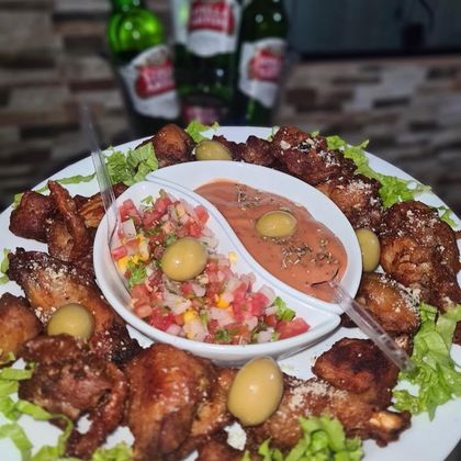Frango a passarinho com vinagrete e molho