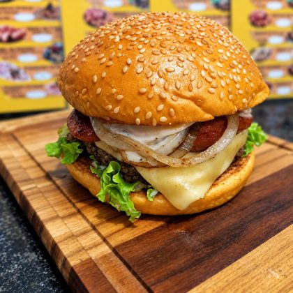 Hambúrguer artesanal com queijo e cebola na chapa