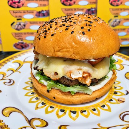 Hambúrguer artesanal com queijo derretido