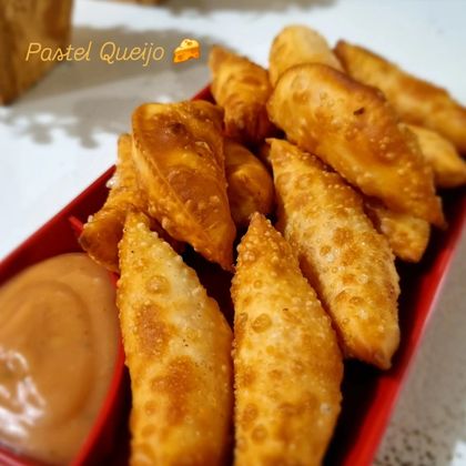Pastéis de queijo com molho